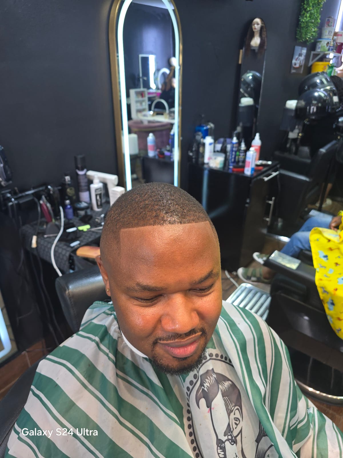 Sharp crop with fade, front view